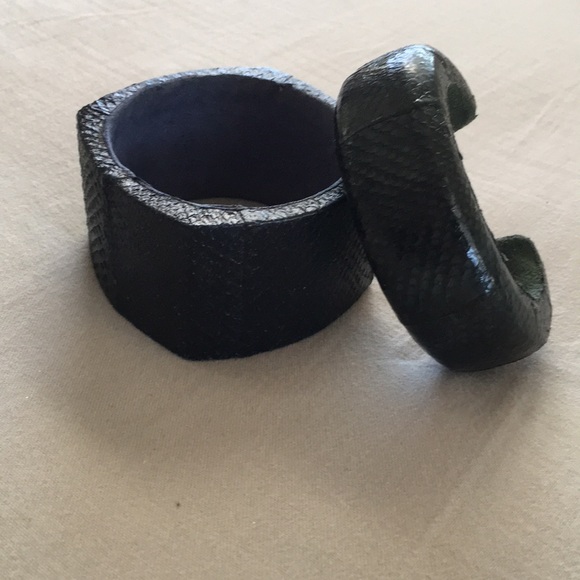 2 bracelets - Picture 2 of 6